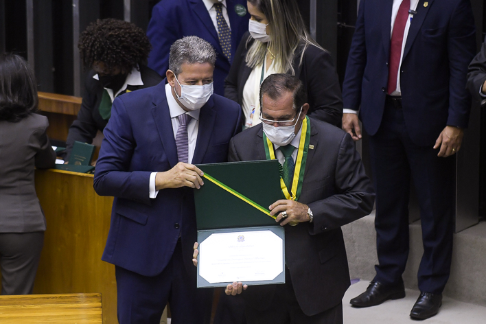 Você está visualizando atualmente Presidente do STJ é condecorado pela Câmara dos Deputados com a Medalha do Mérito Legislativo