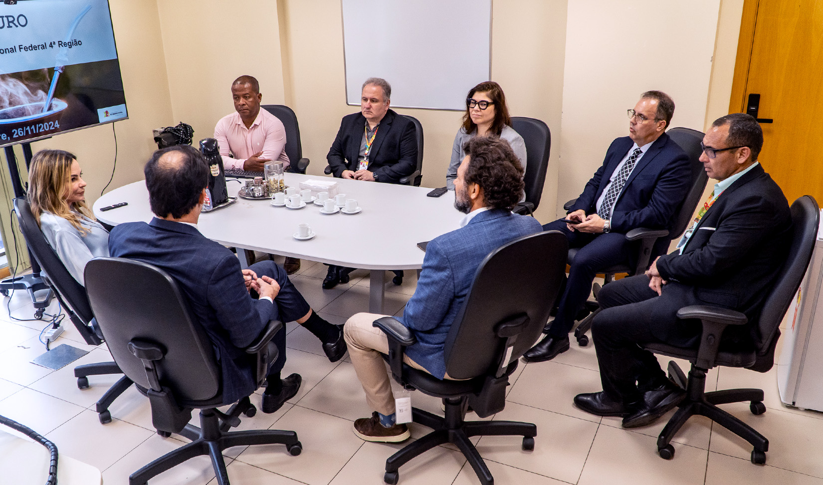 No momento, você está visualizando Presidente e ouvidora da Mulher visitam centro do Governo do RS para monitoramento de agressores (27/11/2024)