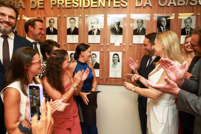 No momento, você está visualizando Diretor e ex-diretora do Foro prestigiam inauguração de retrato da primeira mulher a presidir a OAB/SC (11/03/2025)