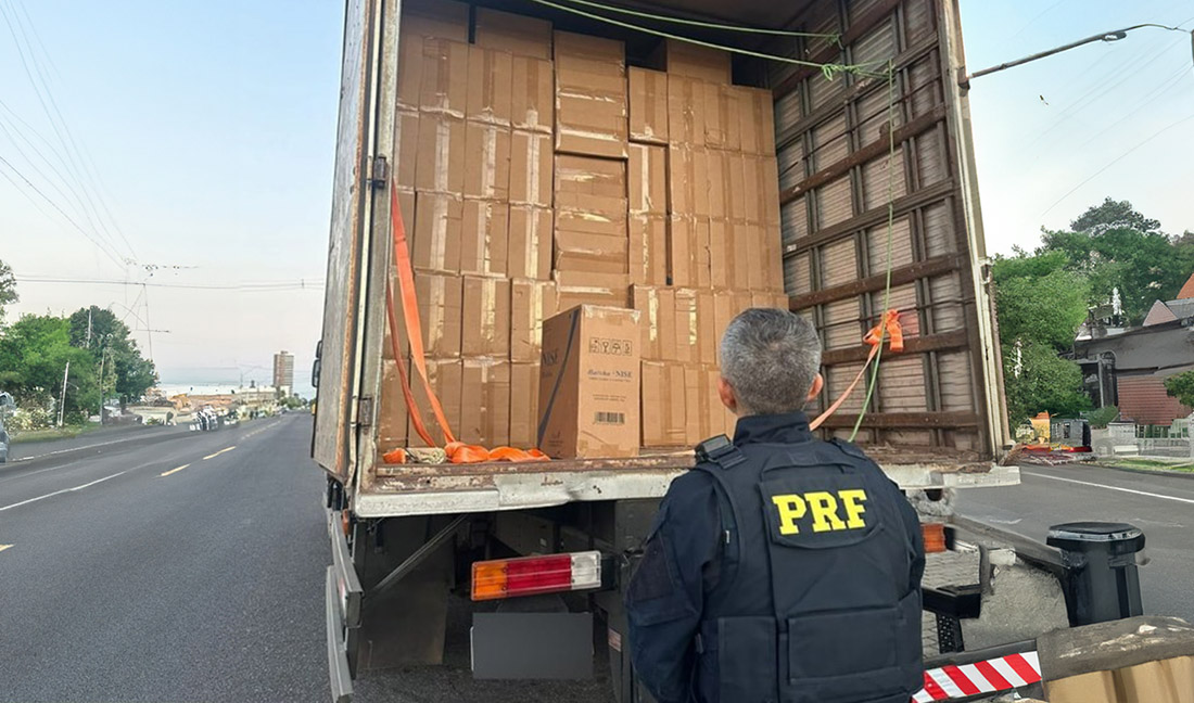 No momento, você está visualizando Justiça Federal condena quadrilha por transportar e armazenar ilegalmente mais de 900 mil maços de cigarro paraguaio (23/05/2025)