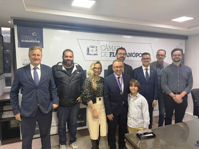 No momento, você está visualizando Desembargador Rogério Favreto recebe medalha da Câmara de Florianópolis (06/06/2025)