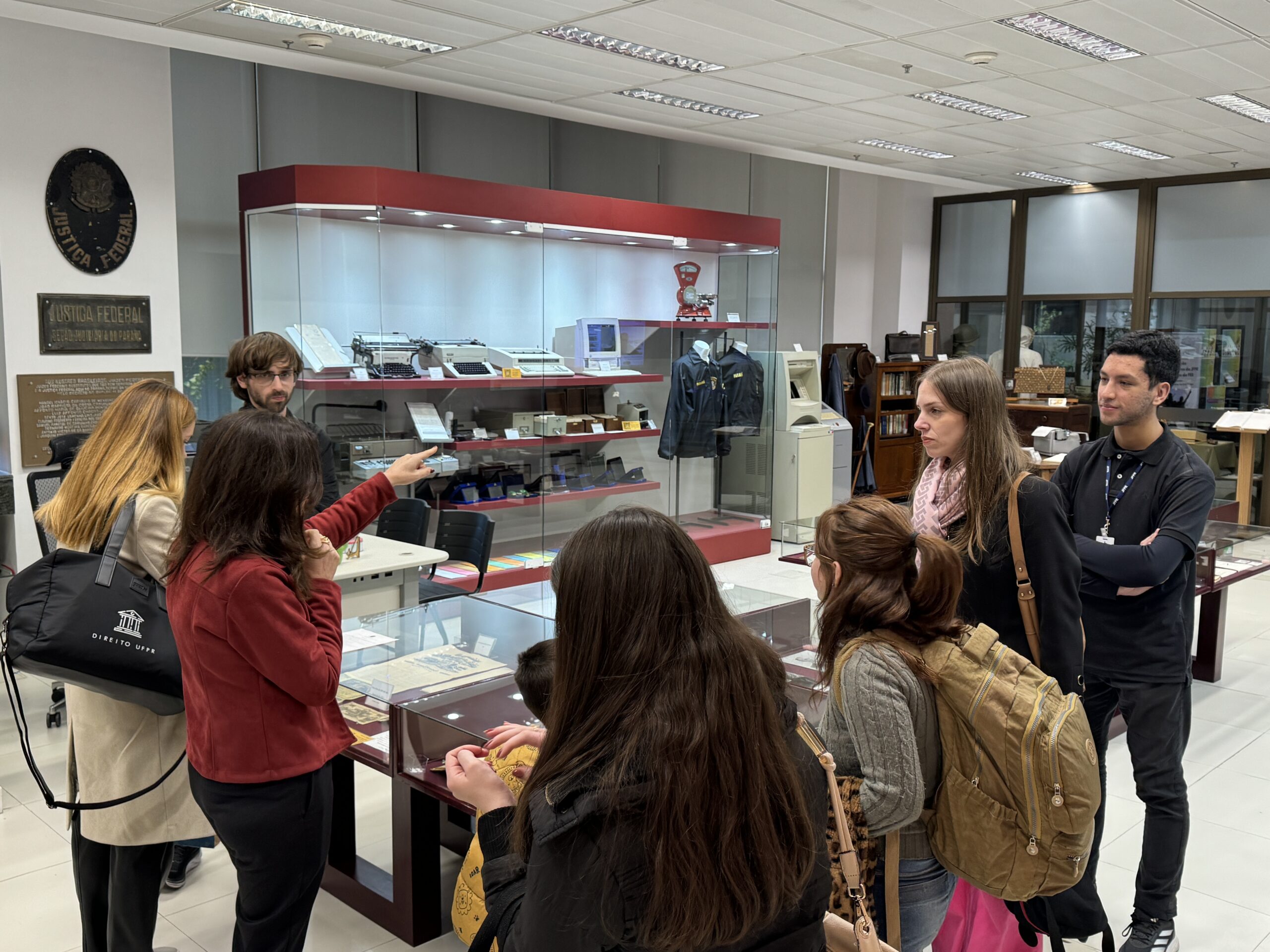 No momento, você está visualizando Alunos da UFPR visitam a sede da Justiça Federal em Curitiba (13/06/2025)