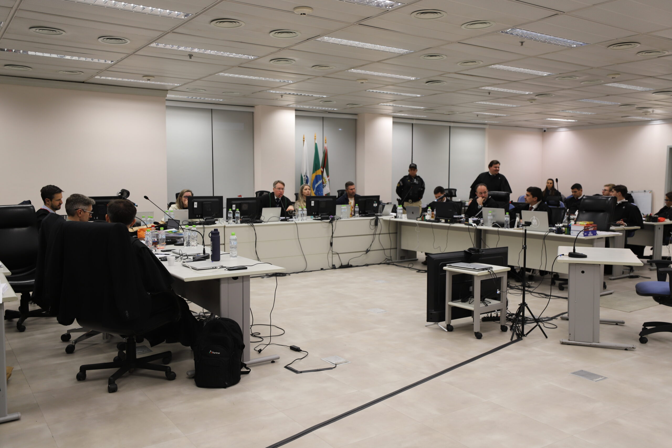 No momento, você está visualizando Começa júri popular de acusado de homicídio de agente penitenciário em Catanduvas  (02/06/2025)