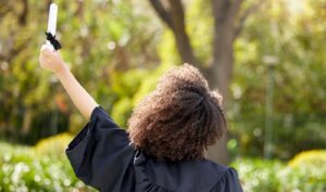 Leia mais sobre o artigo Faculdade deverá indenizar aluna por atraso excessivo na emissão do diploma (02/06/2025)