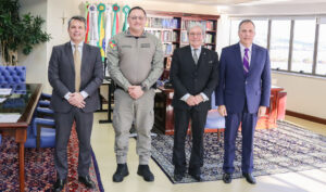 Leia mais sobre o artigo Presidente do TRF4 recebe visita de comandante de Policiamento da Capital (18/07/2025)