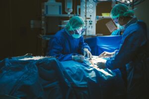 Leia mais sobre o artigo Hospital deverá indenizar paciente por danos materiais, morais e estéticos causados por erro em cirurgia plástica (23/07/2025)