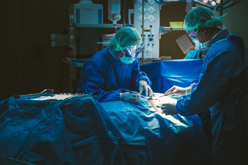 No momento, você está visualizando Hospital deverá indenizar paciente por danos materiais, morais e estéticos causados por erro em cirurgia plástica (23/07/2025)