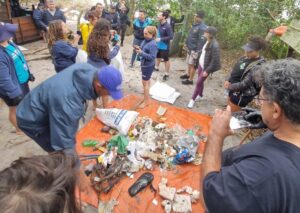 Leia mais sobre o artigo Mutirão de limpeza retira mais de 18 quilos de lixo da Ilha do Campeche (21/08/2025)