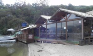 Leia mais sobre o artigo Justiça Federal determina a demolição de bar às margens da Lagoa da Conceição (24/08/2025)