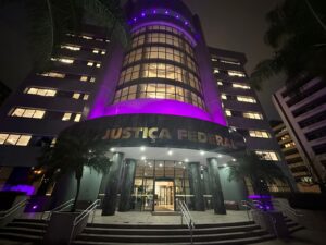 Leia mais sobre o artigo Agosto Lilás: JFPR ilumina sede em apoio ao combate à violência contra a mulher (12/08/2025)