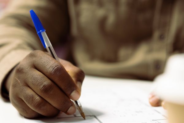 No momento, você está visualizando Justiça anula decisão de banca examinadora que desclassificou candidato por cota racial (28/08/2025)