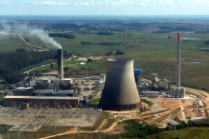 Leia mais sobre o artigo Justiça Federal suspende licenças de funcionamento de usina e mina de carvão por descumprimento das políticas de mudanças climáticas (25/08/2025)