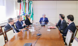 Leia mais sobre o artigo Presidente do TRF4 recebe presidente da OAB/SC para reunião sobre instalação de novas varas federais (15/09/2025)