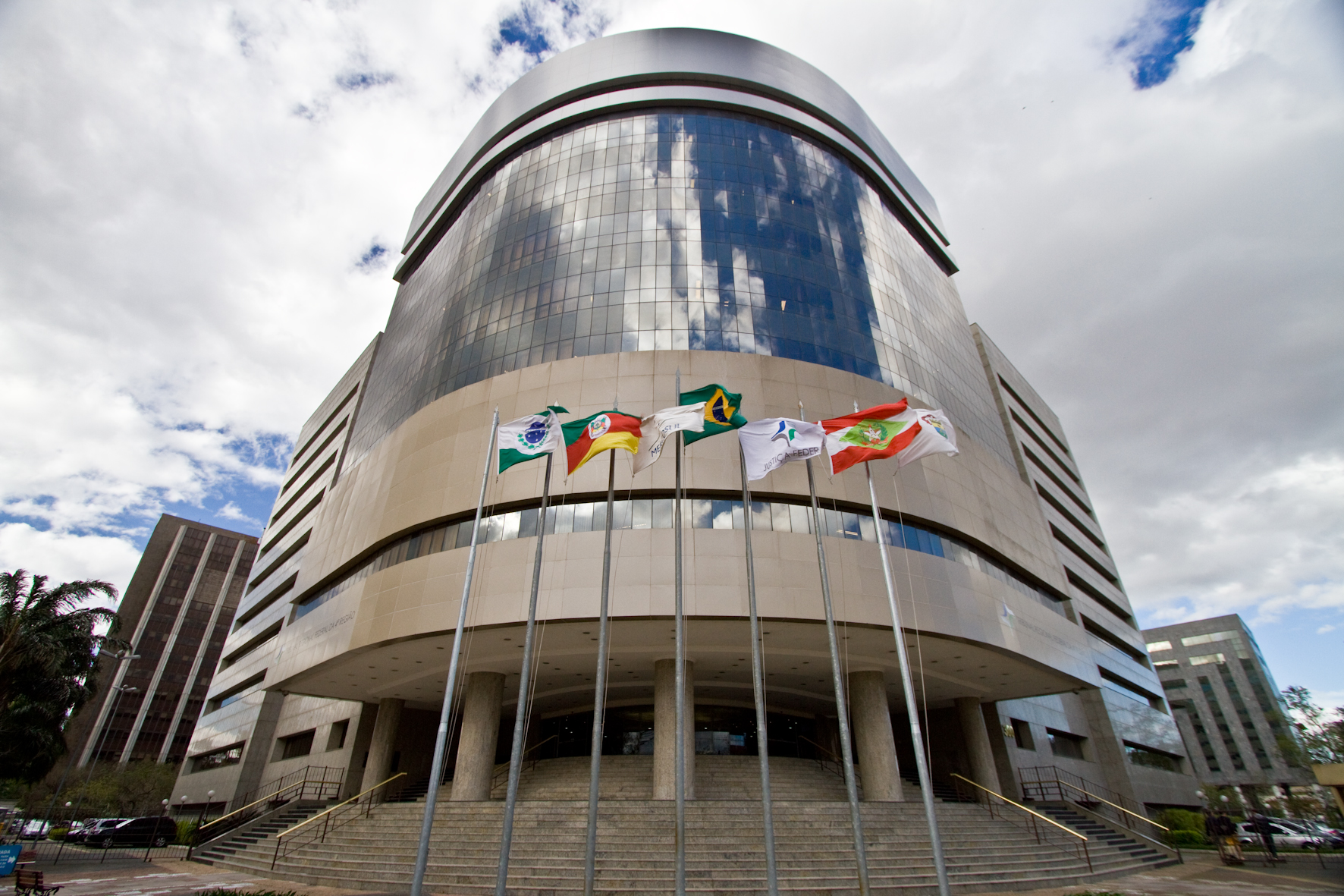 No momento, você está visualizando TRF4 julga apelação de 45 réus em ação de improbidade administrativa (15/09/2025)