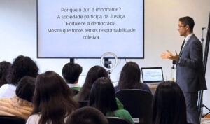 Leia mais sobre o artigo Estudantes do ensino médio aprendem sobre organização e funcionamento do Tribunal do Júri (02/09/2025)
