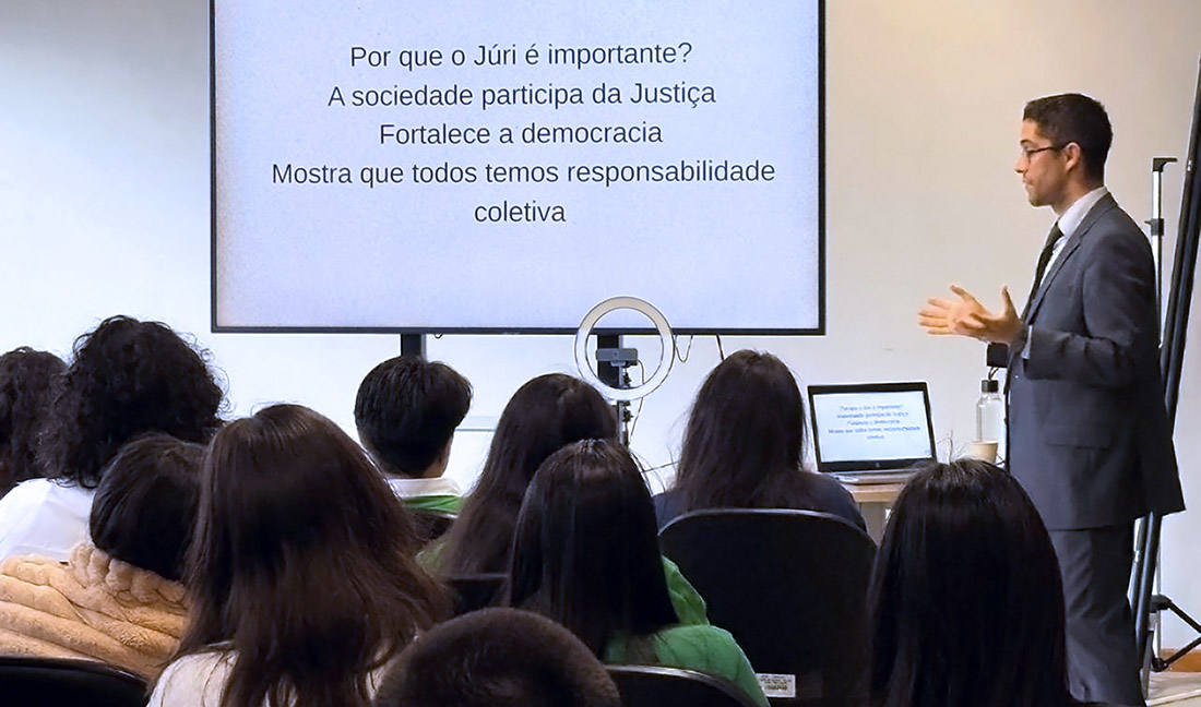 No momento, você está visualizando Estudantes do ensino médio aprendem sobre organização e funcionamento do Tribunal do Júri (02/09/2025)
