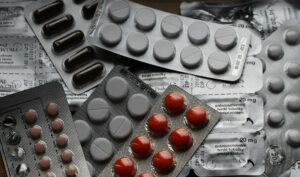 Leia mais sobre o artigo Quatro pessoas são condenadas por usar orçamentos falsos para direcionar compra de medicamentos em ações judiciais (14/10/2025)