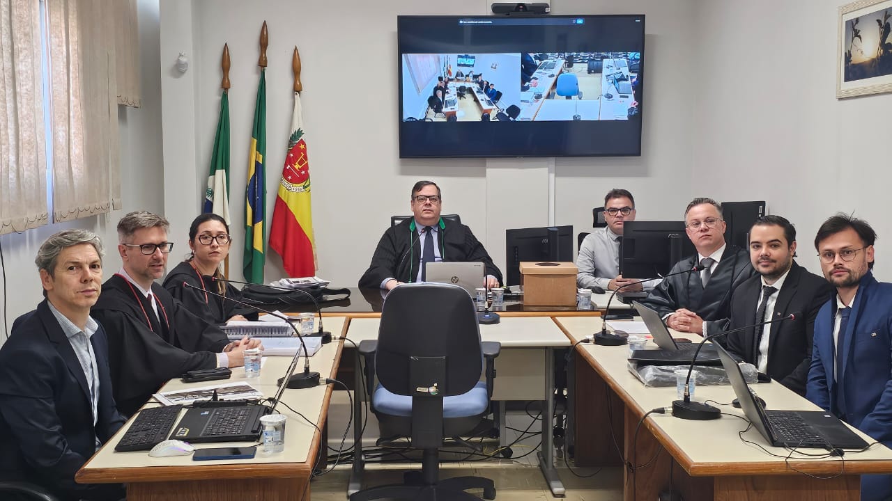 No momento, você está visualizando Réu é absolvido por tentativa de homicídio contra policial rodoviário em Maringá (21/10/2025)