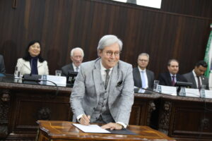 Leia mais sobre o artigo TJPR assina adesão ao sistema de processo eletrônico do TRF4 em marcante solenidade (20/10/2025)