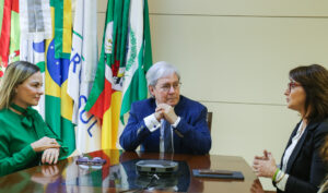 Leia mais sobre o artigo Secretária da Mulher do RS visita TRF4 (27/11/2025)