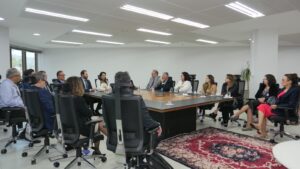 Leia mais sobre o artigo JFSC recebe visita institucional de secretária-geral da Ajufe (02/12/2025)
