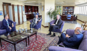 Leia mais sobre o artigo Presidente do TRF4 recebe representantes da Caixa Econômica Federal (13/03/2026)