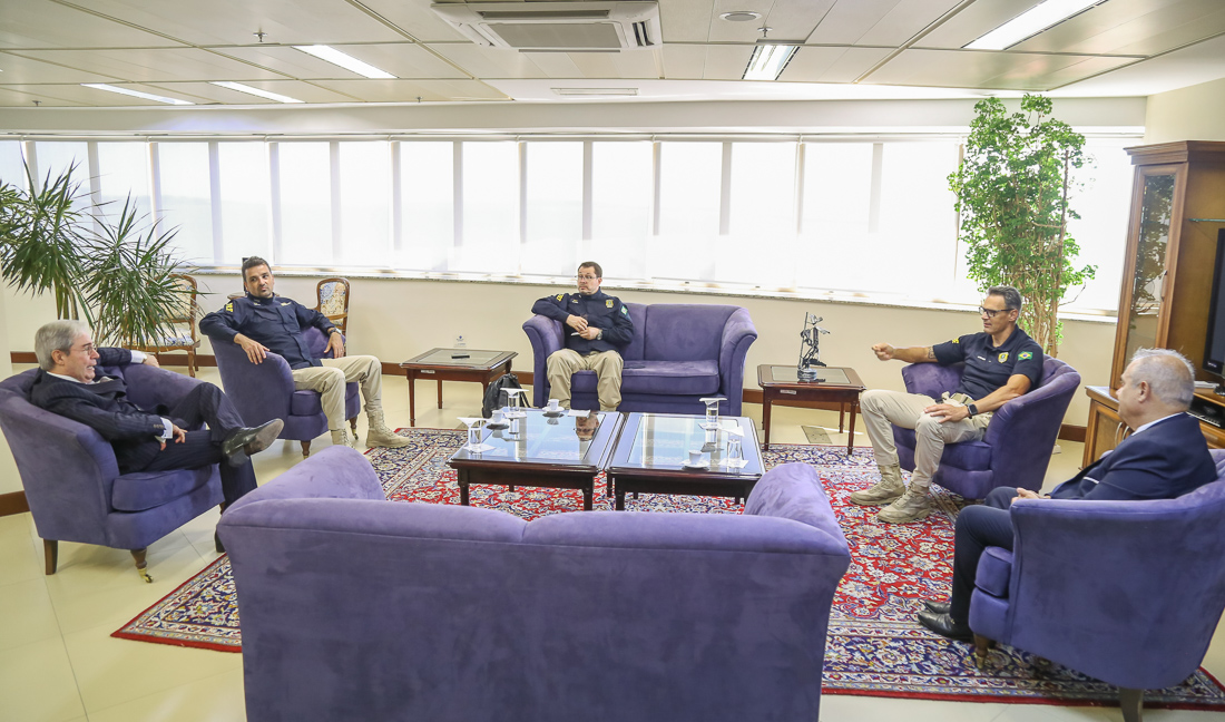 No momento, você está visualizando Presidente do TRF4 recebe superintendente da Polícia Rodoviária Federal no RS (04/03/2026)