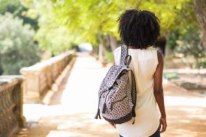 Leia mais sobre o artigo Filha de vítima de feminicídio garante recebimento de pensão especial (17/03/2026)