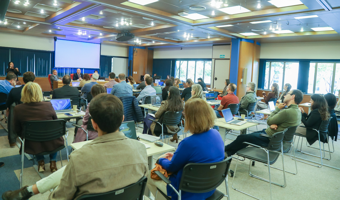 No momento, você está visualizando Curso da Emagis de capacitação em IA realiza aulas presenciais (04/05/2026)