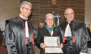 Leia mais sobre o artigo Presidente recebe Medalha do Mérito Judiciário em Sessão Solene no TRF2 (10/06/2026)