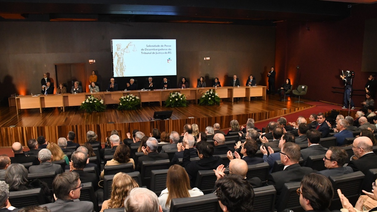 No momento, você está visualizando Presidente do TRF4 prestigia posse de desembargadoras no TJRS (14/07/2026)