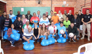 Leia mais sobre o artigo Comissão de Voluntários da JFRS entrega 72 bolas de futebol ao Projeto ECCE (19/08/2026)