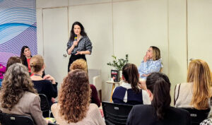 Leia mais sobre o artigo Jornalista Cristina Fibe grava Ouvicast e participa de roda de conversa com gestoras do tribunal (18/08/2026)