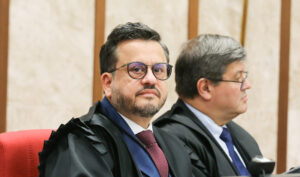 Leia mais sobre o artigo Francisco Donizete Gomes toma posse como novo desembargador federal do TRF4 (10/08/2026)