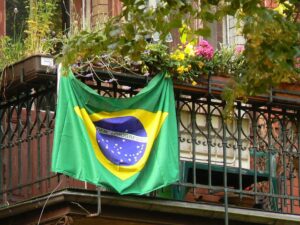 Leia mais sobre o artigo Justiça afasta regra de acordo Brasil-Portugal e assegura salário mínimo a aposentada  (20/08/2026)
