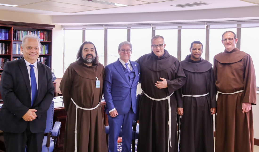 No momento, você está visualizando Presidente do TRF4 recebe visita de Freis Franciscanos (23/10/2026)